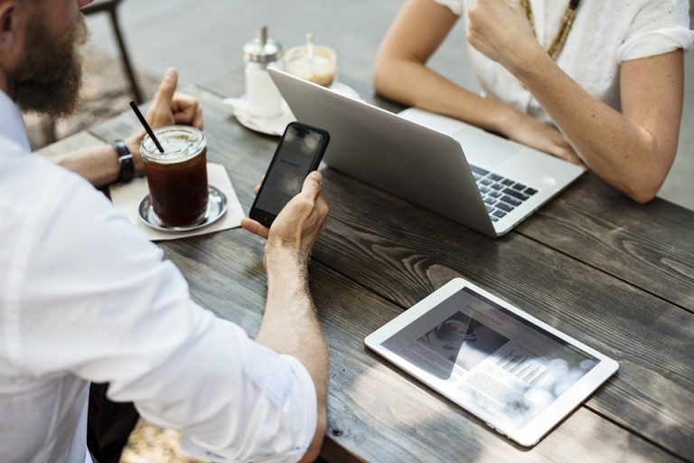 Foto de duas pessoas conversando e usando computadores - foto: Pixabay