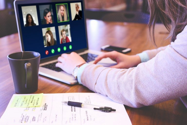 imagem ilustrativa de pessoas realizando uma video-conferência. Foto: Pixabay