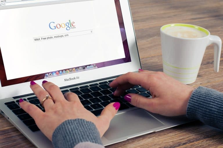 imagem fechada em mão feminina digitando busca no google, usando notebook - foto: Pixabay