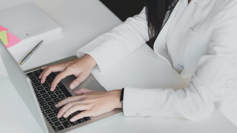 Serviço de Secretária Virtual, prestado por profissionais, inova no atendimento para clínicas e escritórios em todo o país com modelo de franquia. Foto Pexels