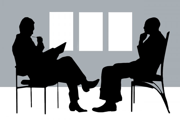 Ilustração de duas pessoas conversando simulando consulta psicológica. Imagem: Pixabay