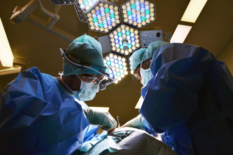 foto: médicos em cirurgia - Imagem de marionbrun por Pixabay