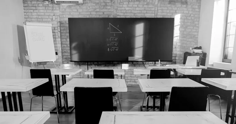 Ferramentas de IA podem causar um efeito negativo no aprendizado dos estudantes, já que não articulam os dados de maneira coerente e podem divulgar inclusive informações equivocadas sem a devida checagem – Foto: Drazen Zigic/Freepik