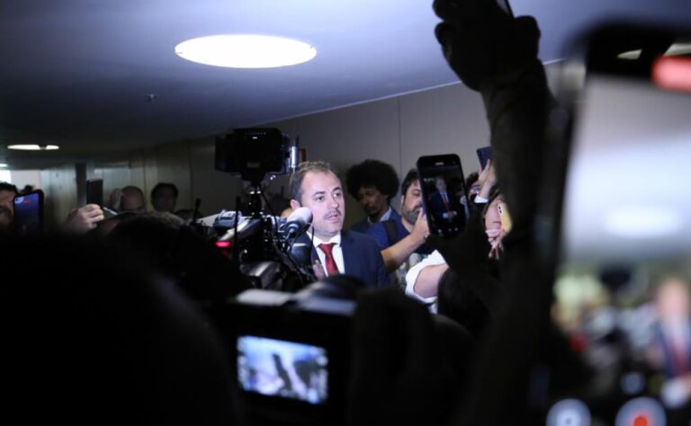 Glauber Braga, deputado do PSOL, cercado de repórteres dá entrevista - foto: Kayo Magalhães/Câmara dos Deputados