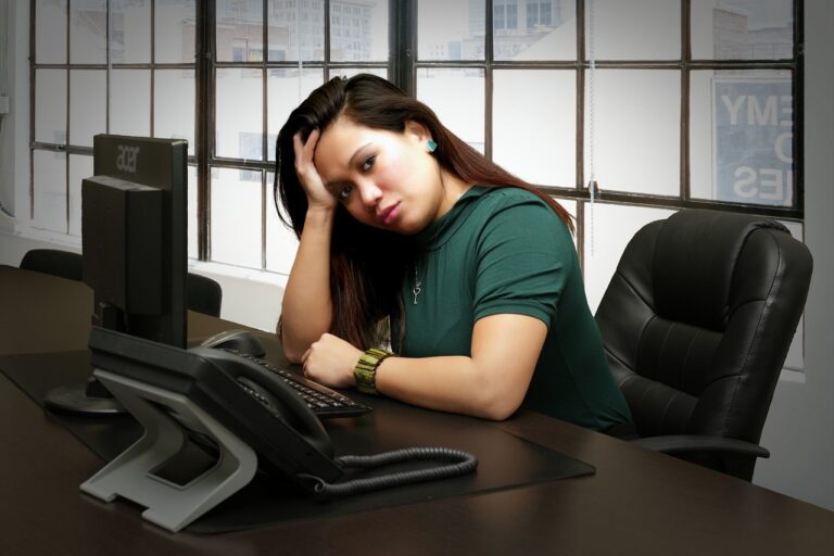 Mulher diante de computador tem olhar perdido, revelando tédio. Image by Enhialus from Pixabay Image by Enhialus from Pixabay