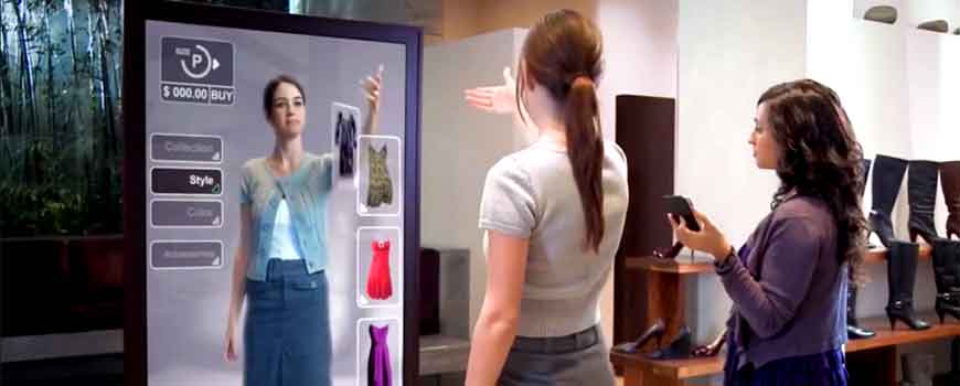 mulher interage com espelho para experimentar roupa. o futuro da jornada de compras