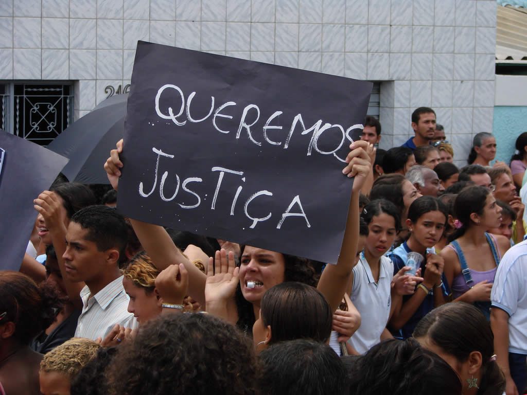 A crise de credibilidade das institui&ccedil;&otilde;es destr&oacute;i a confian&ccedil;a nos pol&iacute;ticos e na democracia e cria impactos negativos sobre o futuro