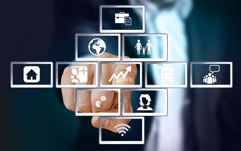 foto montagem: homem aponta para quadro ilustrativo de tecnologias.
impactos da intelig&ecirc;ncia artificial
 Imagem pixabay
