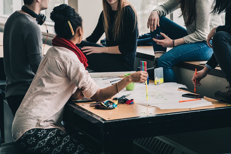 foto de jovens participando de uma reuni&atilde;o Imagem: Pixabay