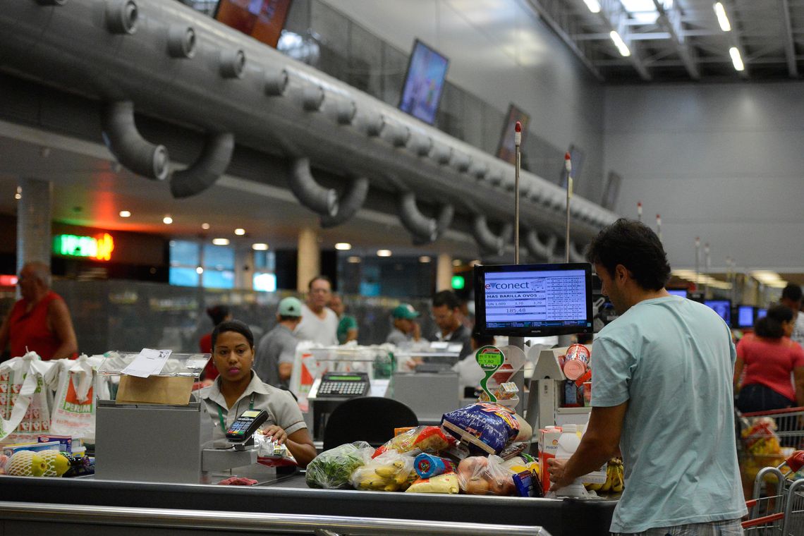 Pesquisa comprova as condi&ccedil;&otilde;es favor&aacute;veis do mercado para a ado&ccedil;&atilde;o de recursos para auto-atendimento- T&acirc;nia R&ecirc;go/Ag&ecirc;ncia Brasil