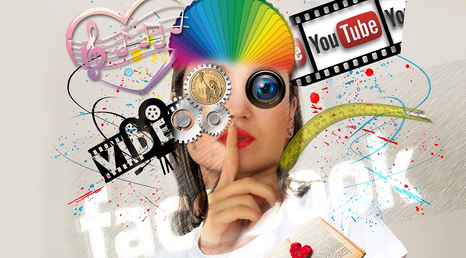 Imagem ilustrativa mulher com os dedos nos l&aacute;bios, em sinal de calar a boca, com fundo de logomarcas de redes sociais - imagem: Pixabay
marketing de influ&ecirc;ncia