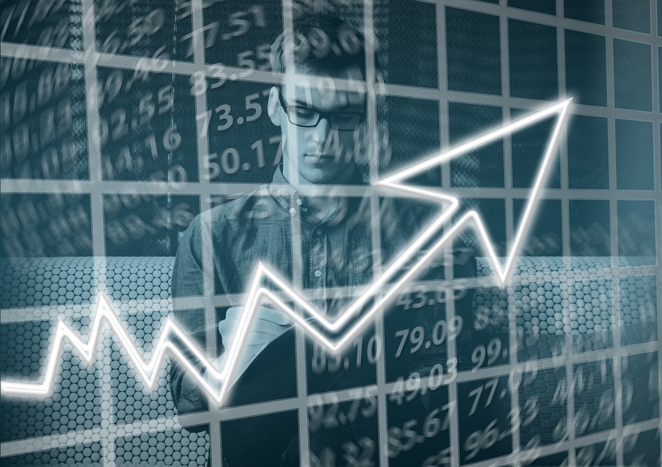 Ilustra&ccedil;&atilde;o gr&aacute;fico sobreposto a imagem de homem com calculadoramagem: Pixabay