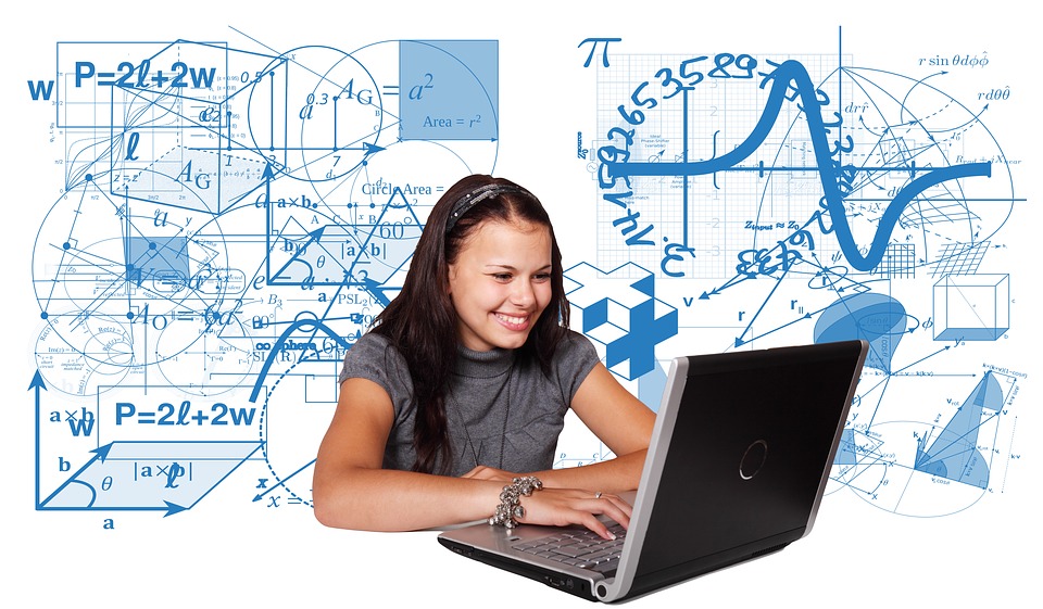 imagem ilustrativa: jovem mulher ao computador em postura de intera&ccedil;&atilde;o e aprendizado. foto Pixabay
