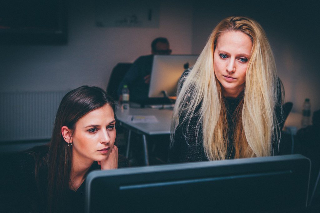 duas mulheres trabalham diante de computador foto: Pixabay