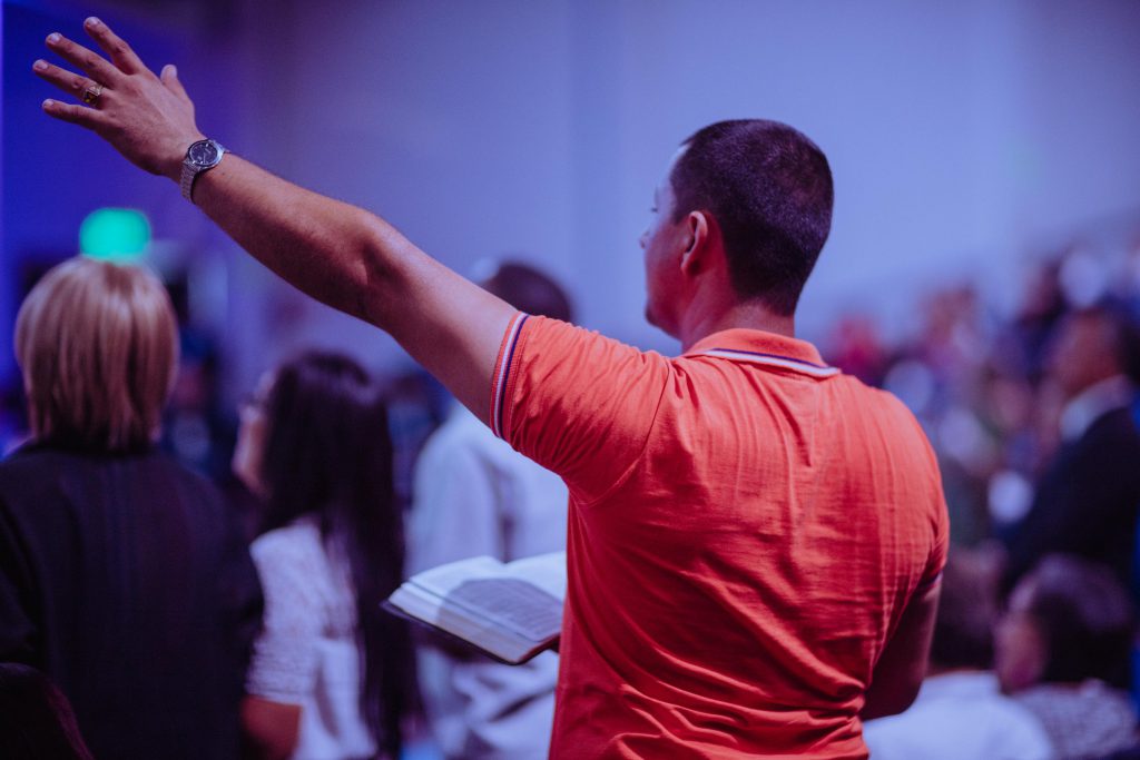 Em 2022, cat&oacute;licos ser&atilde;o menos de 50% da popula&ccedil;&atilde;o brasileira. Os evang&eacute;licos ser&atilde;o maioria em 2032. Foto: Luis Quintero/Pexels