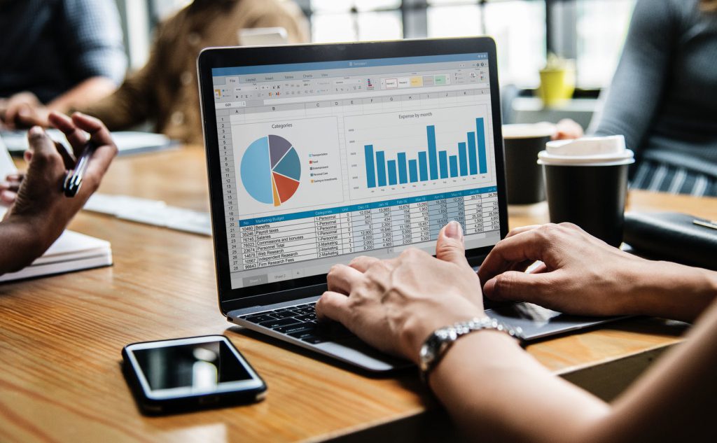 cabe &agrave;s organiza&ccedil;&otilde;es identificar qual profissional - seja este jur&iacute;dico, financeiro/auditor, compliance ou TI - ficar&aacute; respons&aacute;vel pela &aacute;rea de Data Privacy e por implantar as mudan&ccedil;as. Foto por rawpixel.com em Pexels.com