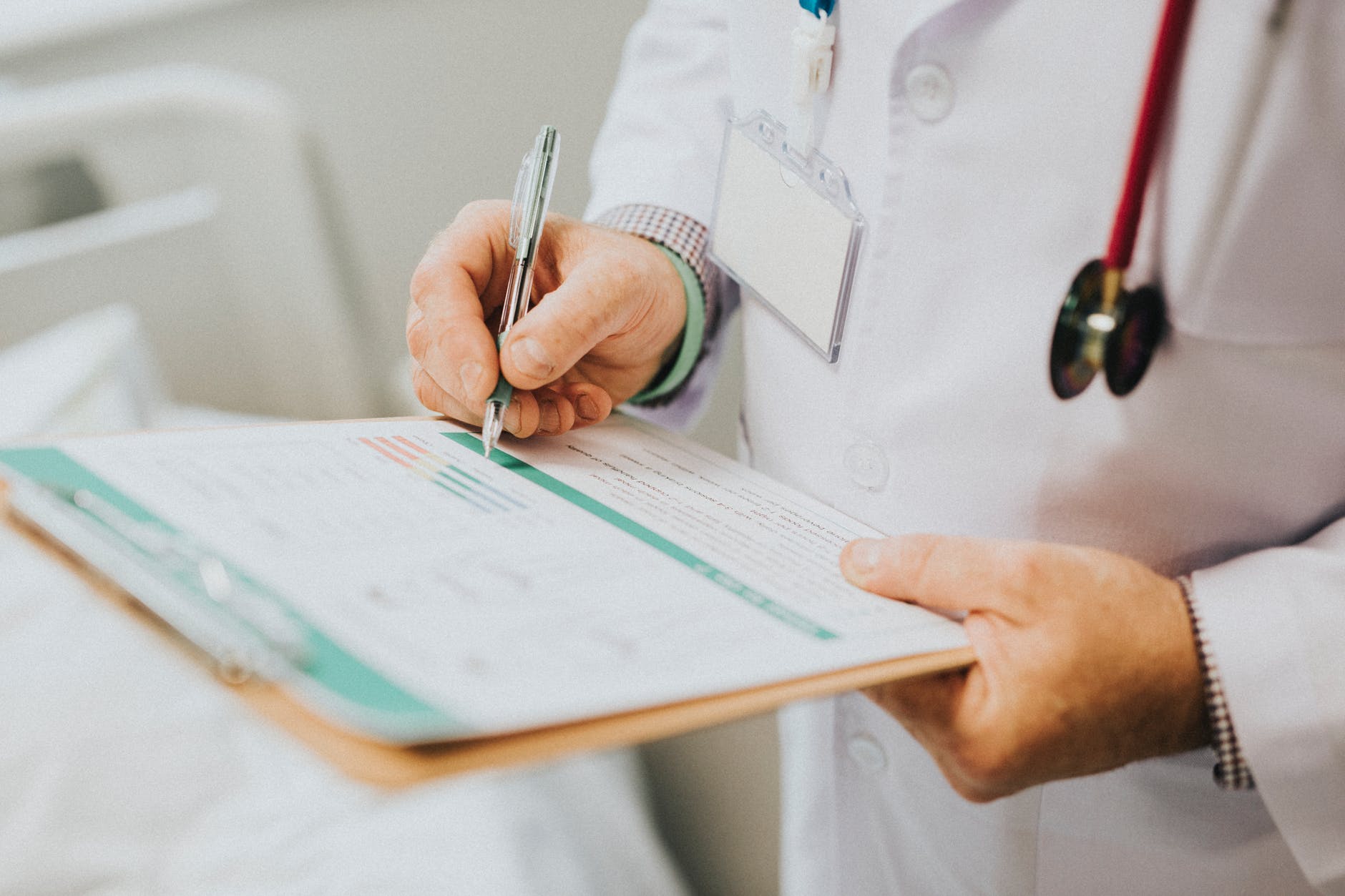 Como justificar, por exemplo, a coleta do CPF de consumidores em uma rede farmac&ecirc;utica e o envio para laborat&oacute;rios? Foto por rawpixel.com em Pexels.com