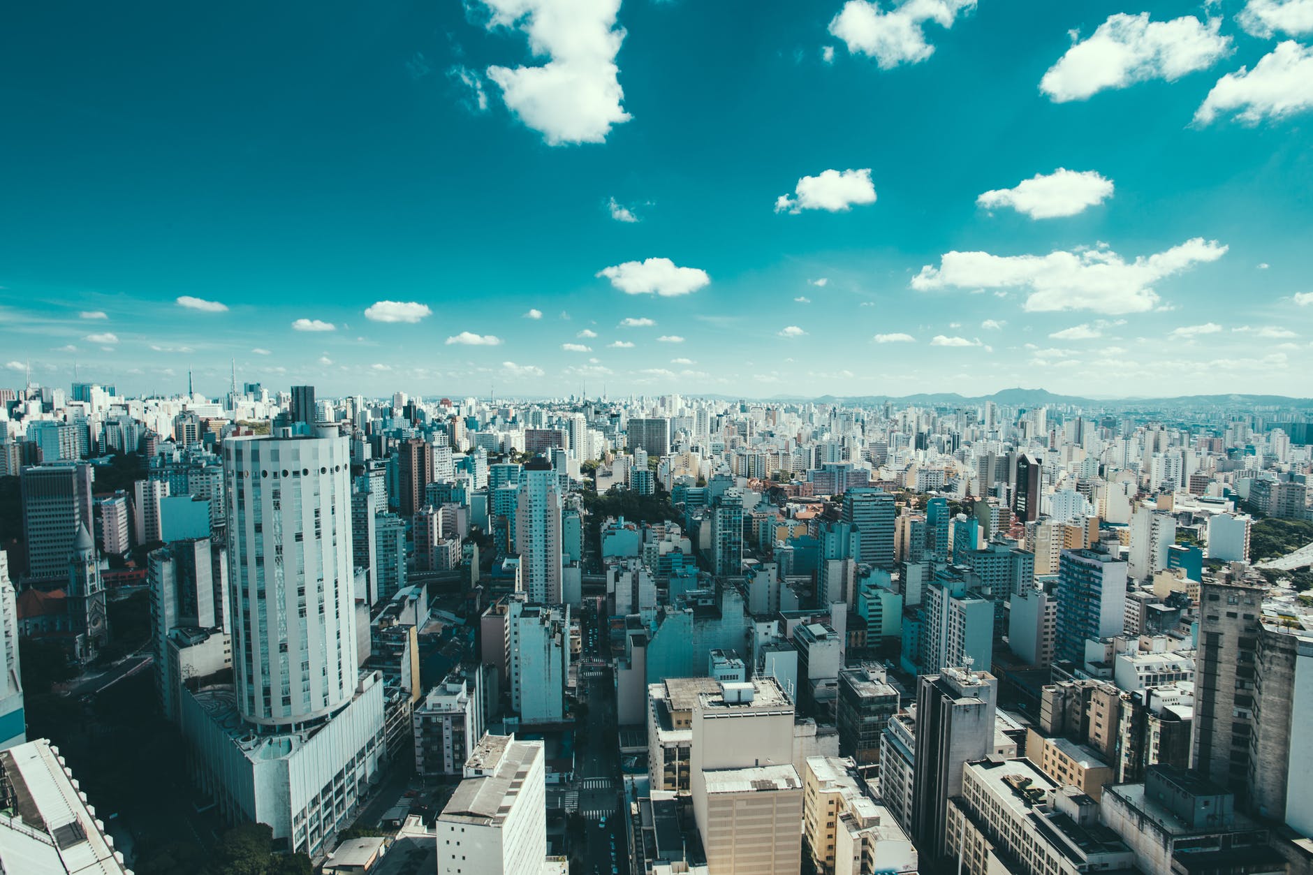 A plataforma reduz custos de pesquisadores no tratamento de dados censit&aacute;rios. Foto por Kaique Rocha em <a href="https://www.pexels.com/photo/sky-people-street-taking-photo-97906/" rel="nofollow">Pexels.com</a>