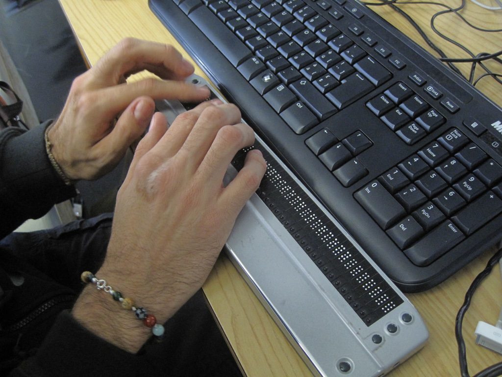 O Braille tamb&eacute;m avan&ccedil;a nas telas. Foto: Ren&eacute; Jaun/Flickr. 