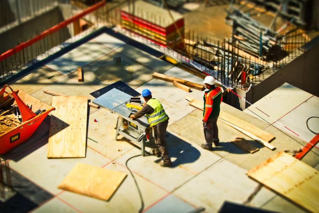 oper&aacute;rios trabalham em obra de pr&eacute;dio Foto: Pixabay