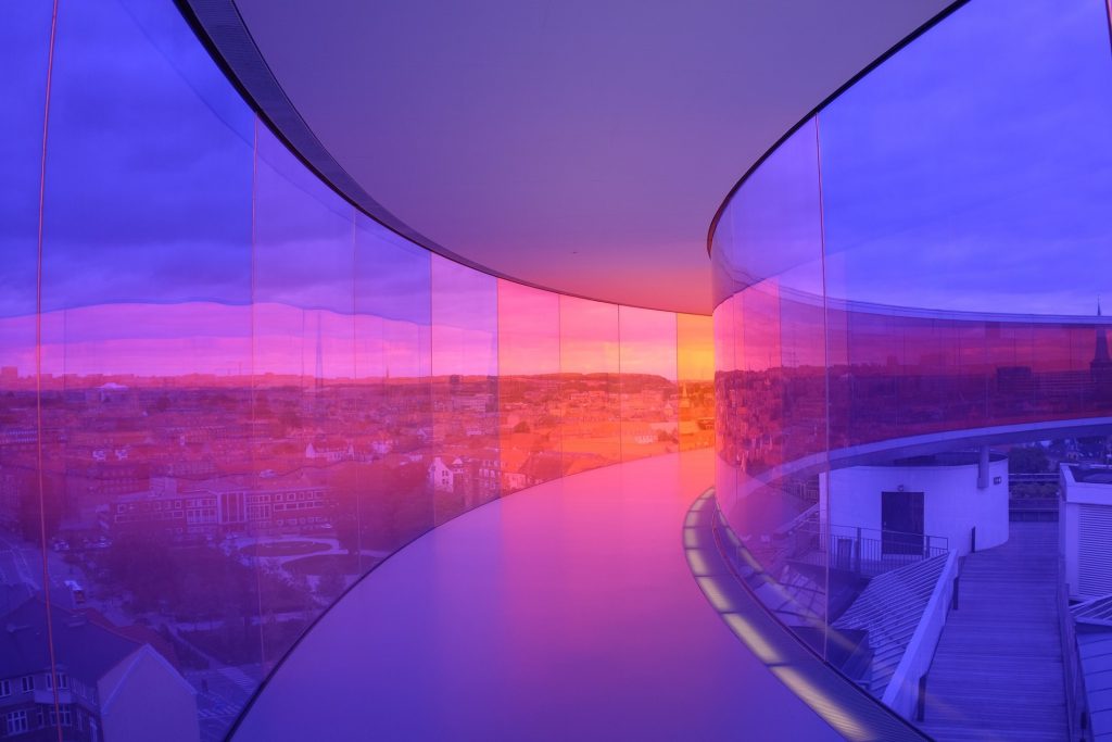 Constru&ccedil;&otilde;es em 2025 real&ccedil;am a luz natural. Foto por Pixabay.
