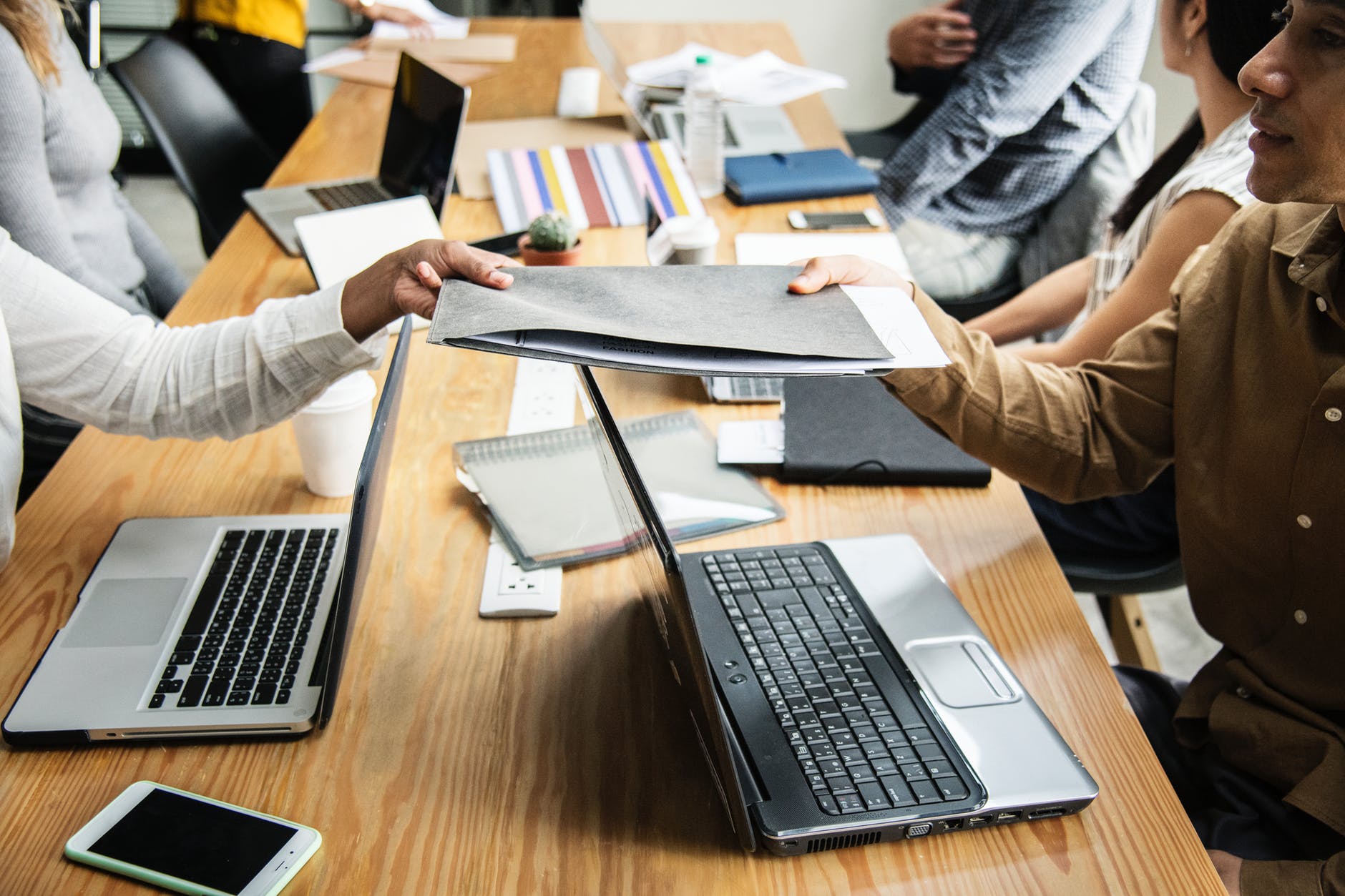 Empresas desenvolvedoras de sistemas de intelig&ecirc;ncia artificial ocupam espa&ccedil;o das ag&ecirc;ncias de comunica&ccedil;&atilde;o. Foto por rawpixel.com em Pexels.com