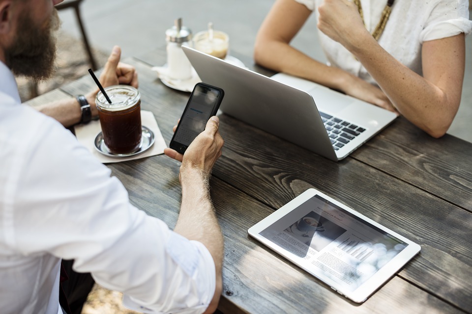 Foto de duas pessoas conversando e usando computadores - foto: Pixabay