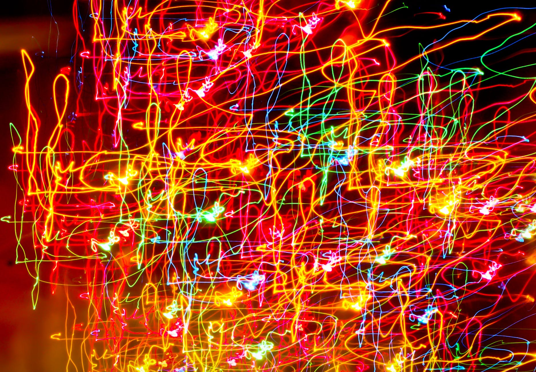A ind&uacute;stria 4.0 j&aacute; &eacute; uma realidade em muitos setores da ind&uacute;stria brasileira, como o automobil&iacute;stico e o aeron&aacute;utico Foto por Gratisography em <a href="https://www.pexels.com/photo/light-creative-abstract-colorful-134/" rel="nofollow">Pexels.com</a>
