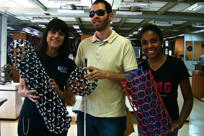 L&iacute;dia Andrade, Felipe Reis e Polyane Reis com modelos tridimensionais das estruturas nanom&eacute;tricas. Foto: acervo UFMG