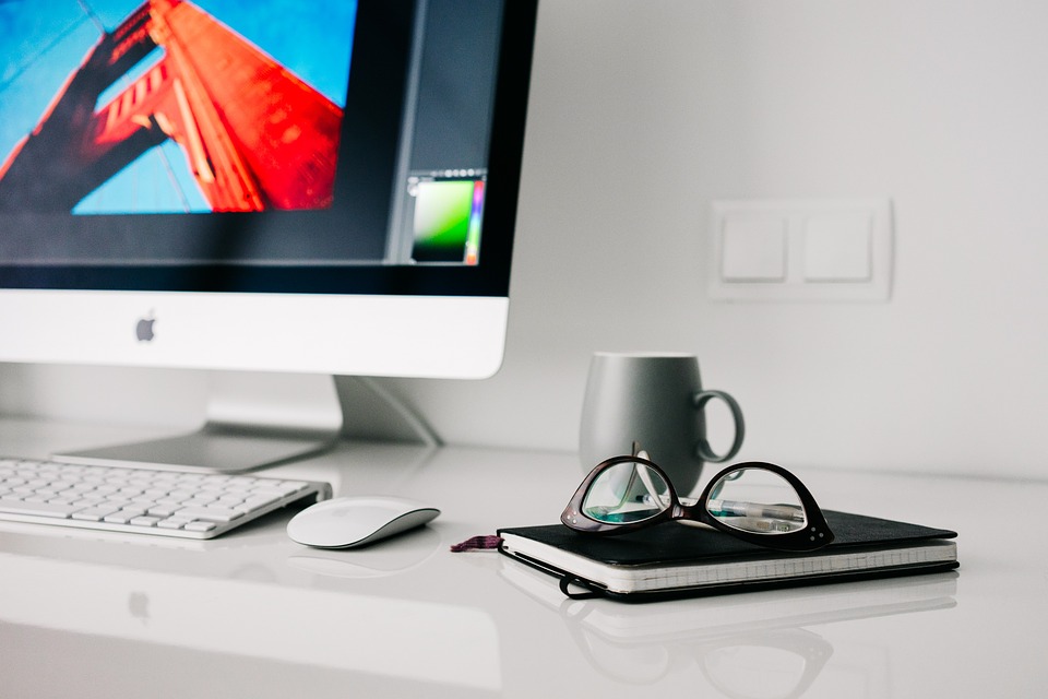 Foto ilustrativa: detalhe de computador, mouse, caderno e caf&eacute;, sinalizando intera&ccedil;&atilde;o entre pessoas por via digital Foto: Pixabay