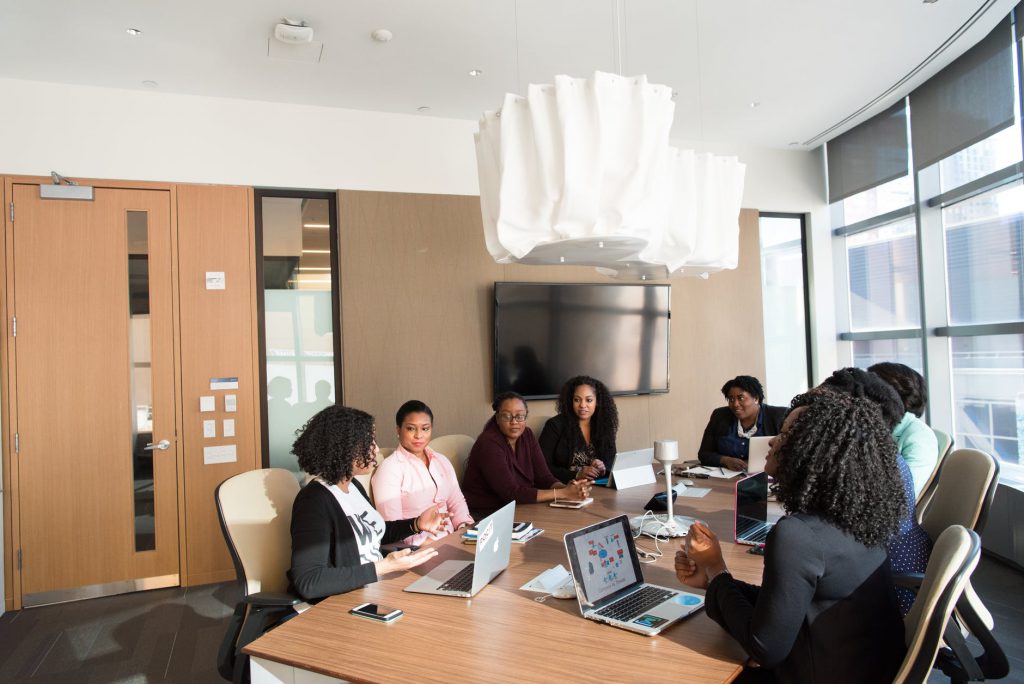 Empresas que mant&ecirc;m boas pr&aacute;ticas de RH s&atilde;o, em m&eacute;dia, 51% mais competitivas que as demais. Foto por Christina Morillo em Pexels.com