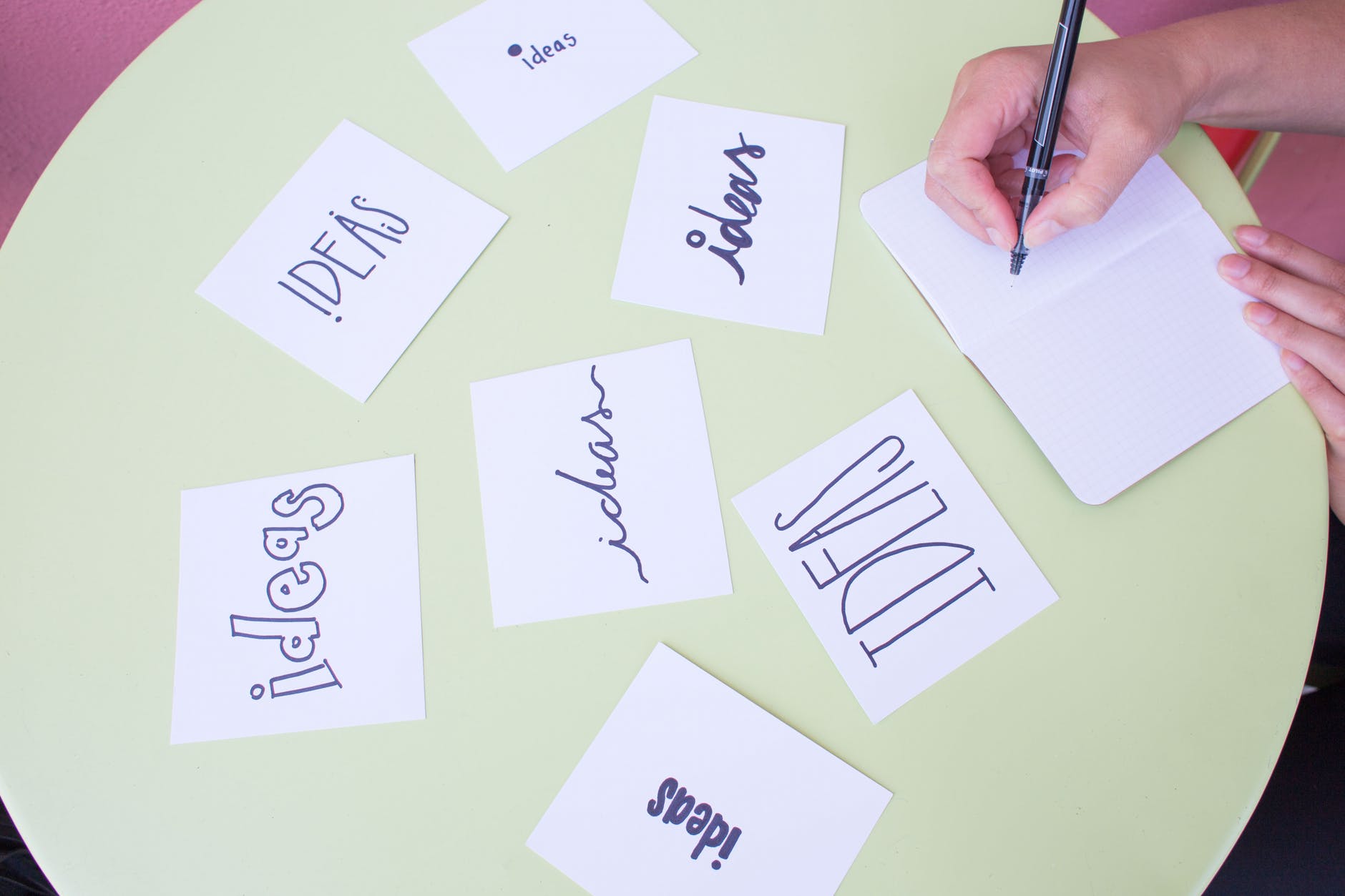 O mercado empreendedor brasileiro &eacute; rico em atividades industriais com grande capital investido. Como permitir que as empresas sobrevivam &agrave;s transforma&ccedil;&otilde;es? Foto por Pixabay em <a href="https://www.pexels.com/photo/blur-brainstorming-business-close-up-269448/" rel="nofollow">Pexels.com</a>