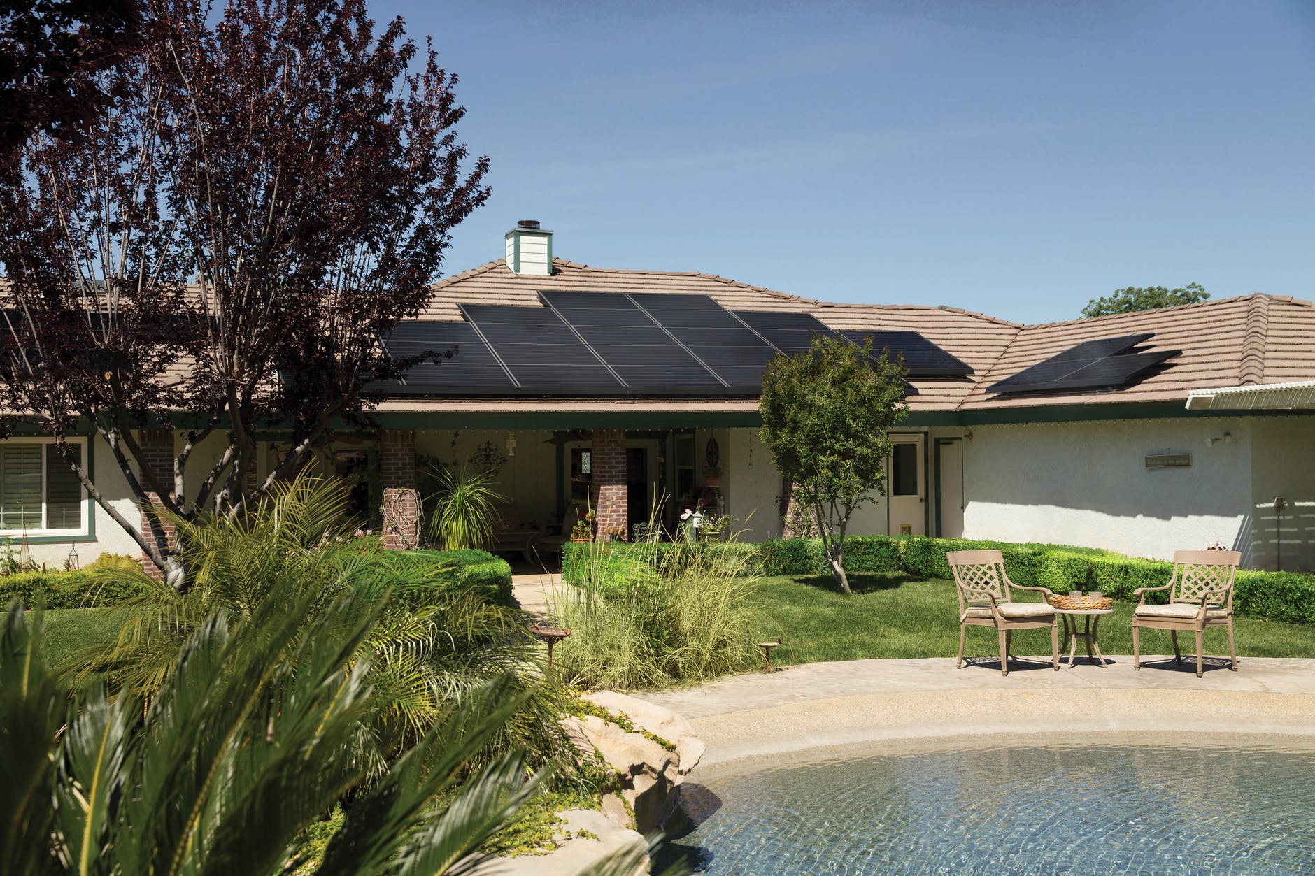 A aplica&ccedil;&atilde;o de tecnologias possibilita n&atilde;o s&oacute; reduzir drasticamente as despesas. Foto por Vivint Solar em <a href="https://www.pexels.com/photo/black-solar-panels-on-brown-roof-2850347/" rel="nofollow">Pexels.com</a>