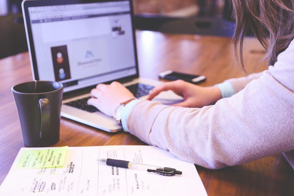 Com o objetivo de discutir customer experience mindset, inova&ccedil;&atilde;o na pr&aacute;tica, branding e awareness, a Take - l&iacute;der brasileira no mercado de chatbots para comunica&ccedil;&atilde;o inteligente entre empresas e pessoas &ndash; vai realizar o Conex&otilde;es Bots4U, entre os dias 27 e 30 de abril.