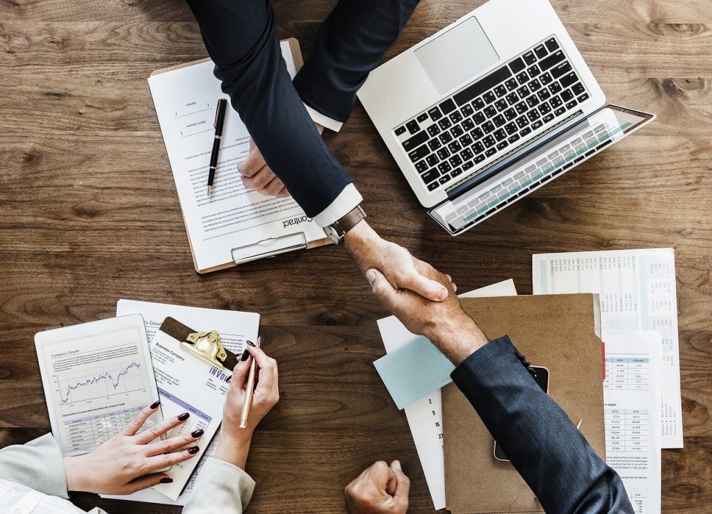 Em &ldquo;Pare de Vender Assim&rdquo;, Kiko Kislansky e Fred Alecrim mostram como as rela&ccedil;&otilde;es comerciais&nbsp;s&atilde;o potencializadas quando o objetivo final n&atilde;o &eacute; s&oacute; ganhar dinheiro. Foto: Pixabay