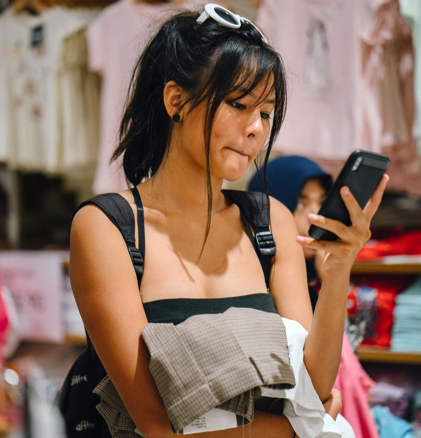 A Intelig&ecirc;ncia Artificial transformou a jornada de compra do cliente e no varejo, e essas mudan&ccedil;as acabam impactando diretamente as vendas. Foto por mentatdgt em Pexels.com