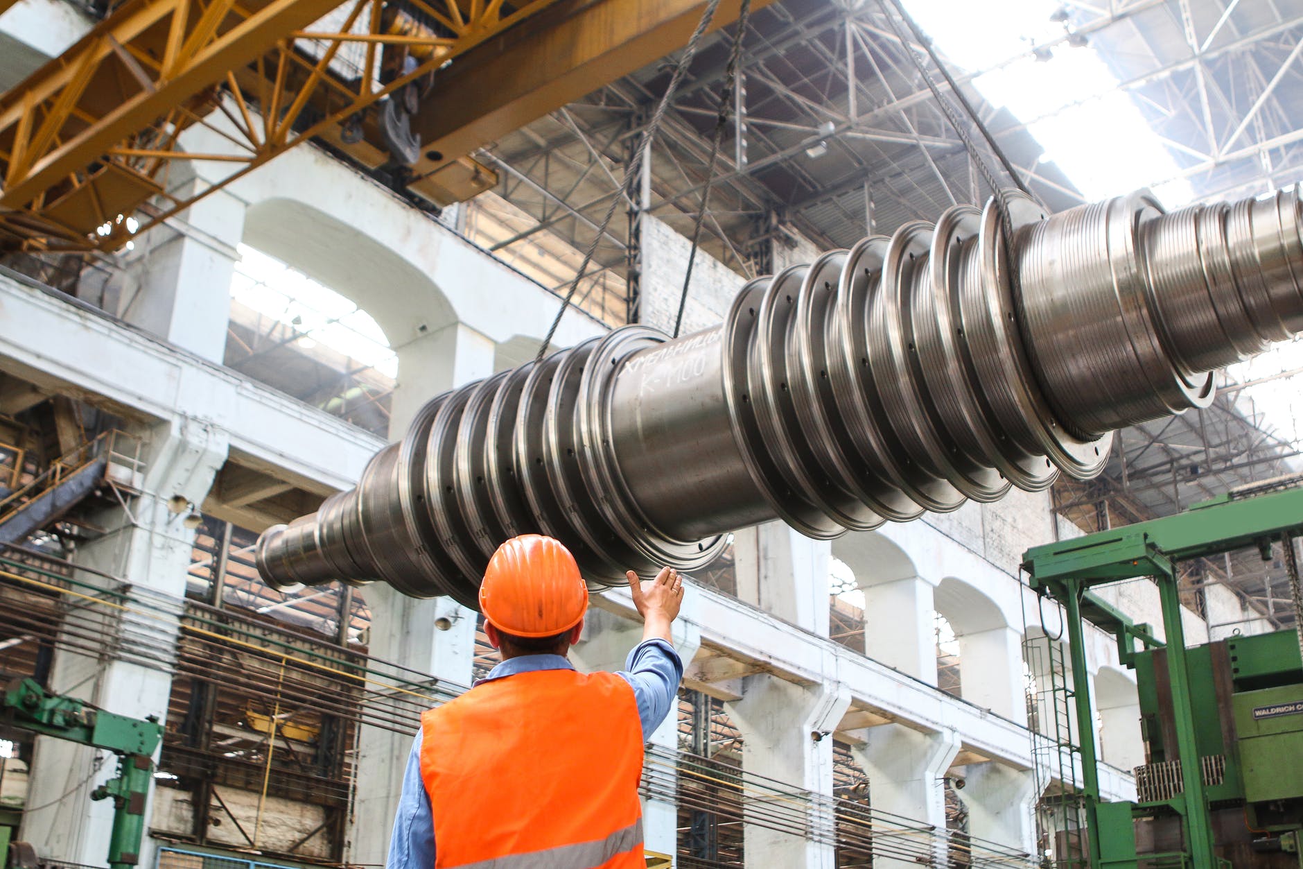 Pesquisa global da Protivit constata que empresas v&ecirc;m investindo signitivamente em projetos de Automa&ccedil;&atilde;o de Processos Rob&oacute;ticos (RPA, da sigla em ingl&ecirc;s). Foto por Kateryna Babaieva em <a href="https://www.pexels.com/photo/man-standing-beside-heavy-equipment-2760242/" rel="nofollow">Pexels.com</a>