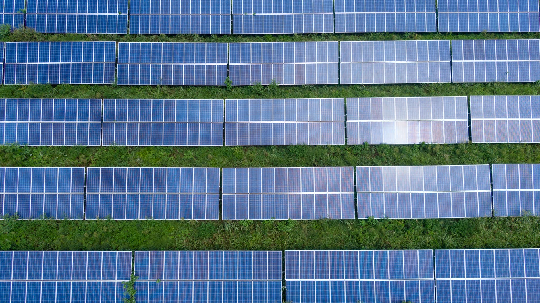 O debate se acalorou quando foram propostas pela Aneel mudan&ccedil;as profundas &agrave; gera&ccedil;&atilde;o distribu&iacute;da quando os consumidores injetam a sua energia na rede el&eacute;trica. Foto por KML em Pexels.com