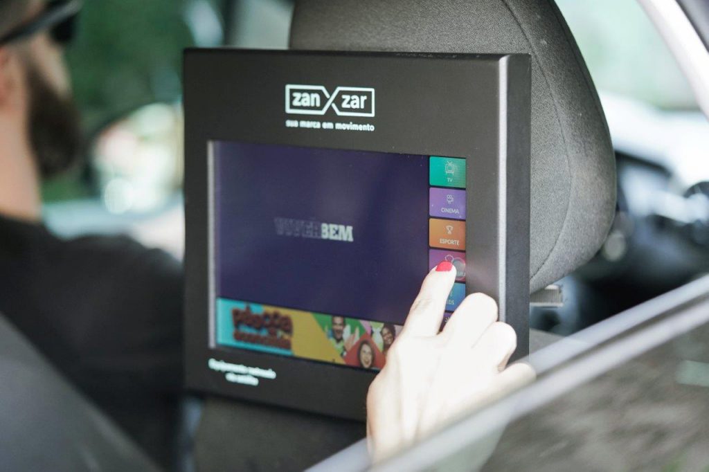 TV Zanzar busca a melhora da experi&ecirc;ncia do consumidor durante a viagem proporcionando entretenimento, informa&ccedil;&atilde;o e interatividade enquanto estamos no tr&acirc;nsito