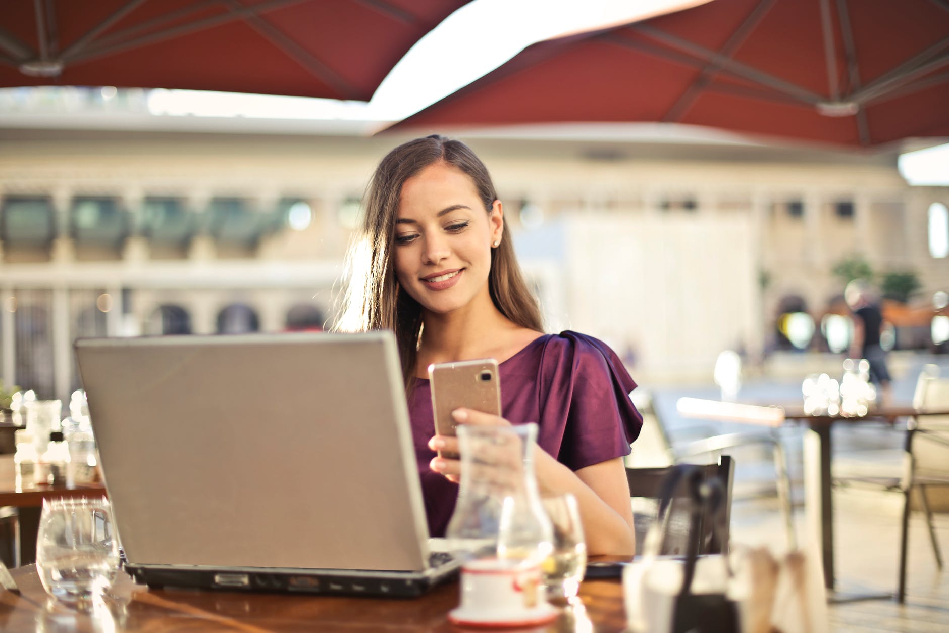 Equipes de marketing que acompanham todas as tend&ecirc;ncias de SEO, precisam reformular sites para atenderem aos padr&otilde;es do Mobile-First Foto por bruce mars em <a href="https://www.pexels.com/photo/woman-wearing-purple-shirt-holding-smartphone-white-sitting-on-chair-826349/" rel="nofollow">Pexels.com</a>
