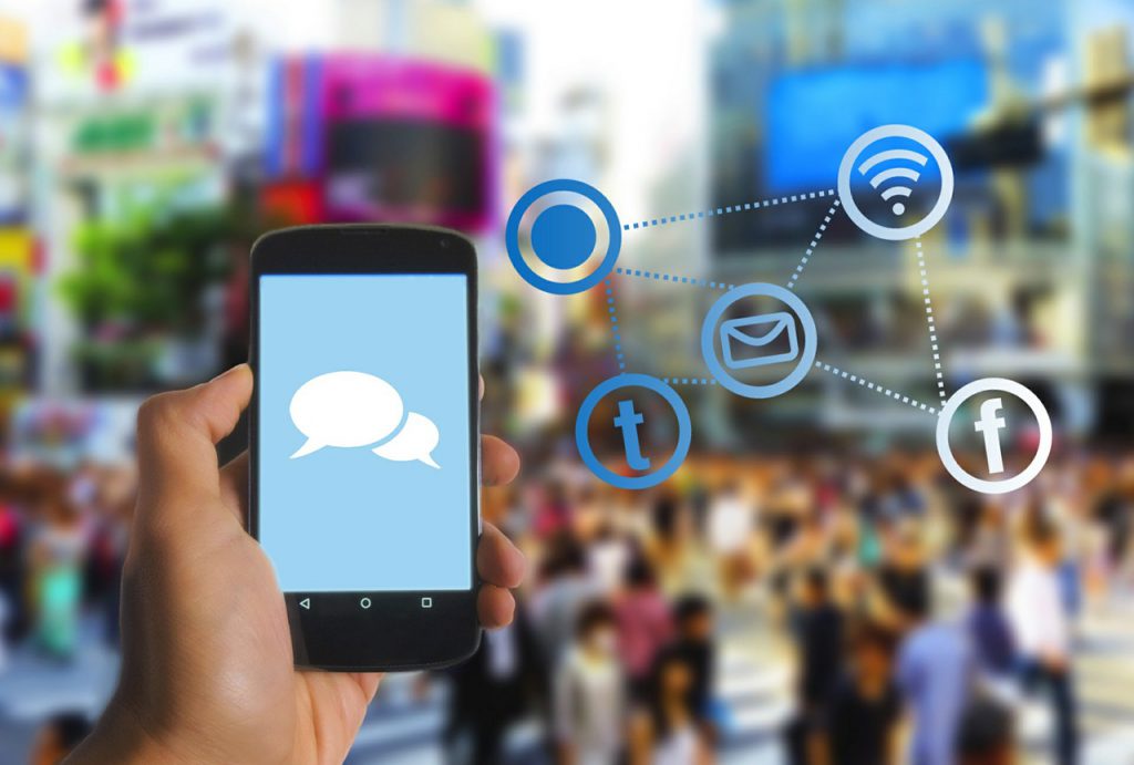 ilustra&ccedil;&atilde;o sobre realidade aumentada. celular identificar pessoas e lugares em ambiente aberto. Imagem: Pixabay