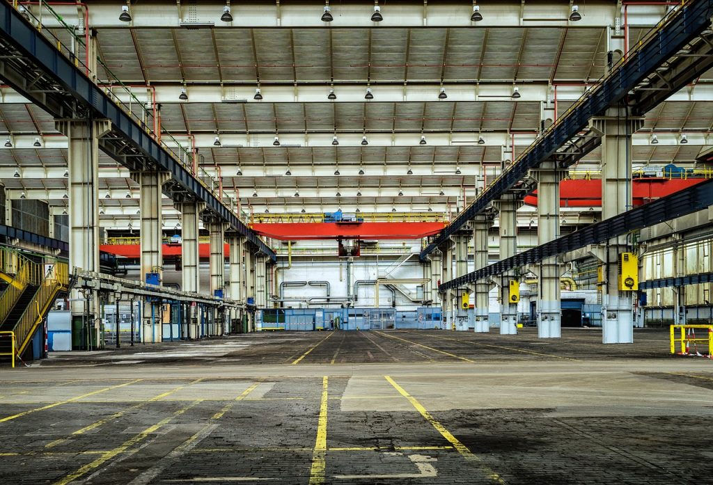 imagem de galp&atilde;o industrial vazio. Foto: Pixabay