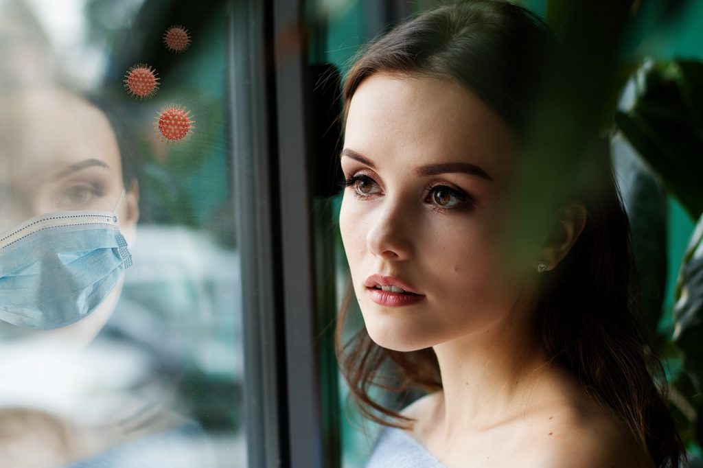Foto ilustrativa - mo&ccedil;a na janela com ilustra&ccedil;&otilde;es de covid. Foto: Pixabay

A sa&uacute;de mental em tempos de pandemia: recursos possibilitam o monitoramento e tratamento preventivo das pessoas