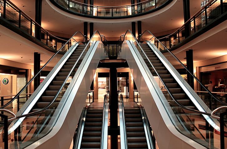 ambiente interno de shopping mostrando escada rolante vazia foto pixabay
