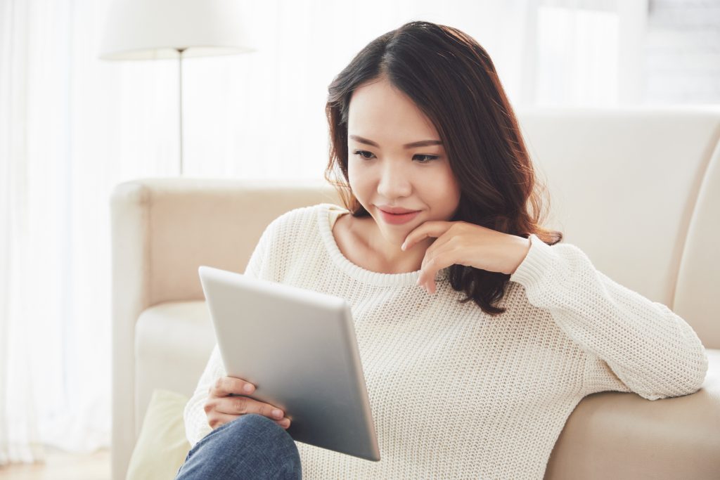 Uso do celular: Mulher fazendo leitura no celular 