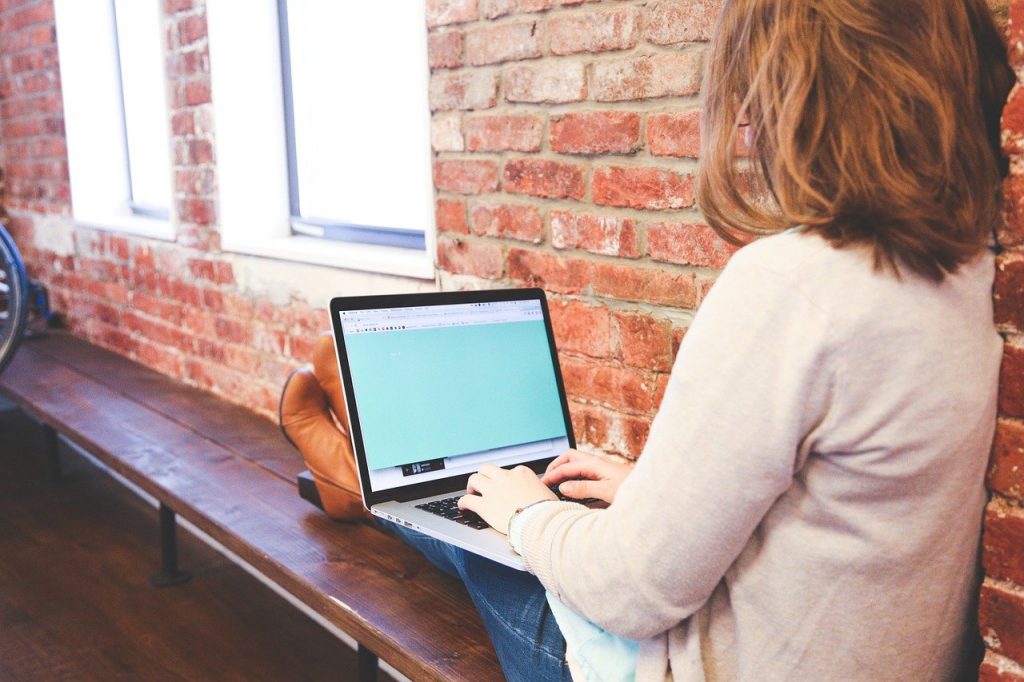 Essa rela&ccedil;&atilde;o com a tecnologia e com o conte&uacute;do digital impacta diretamente o comportamento dessas pessoas na sociedade e tamb&eacute;m sua maneira de consumir. Foto: Pixabay