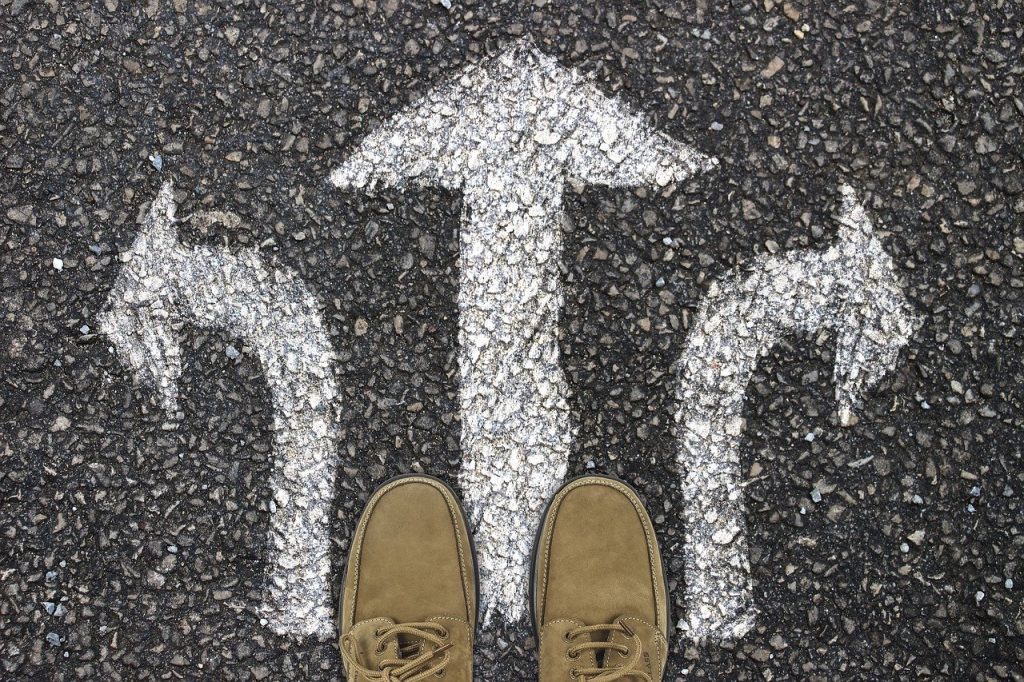 imagem ilustrativa: setas apontam para caminhos alternativos o futuro das profiss&otilde;es. Profiss&otilde;es do futuro