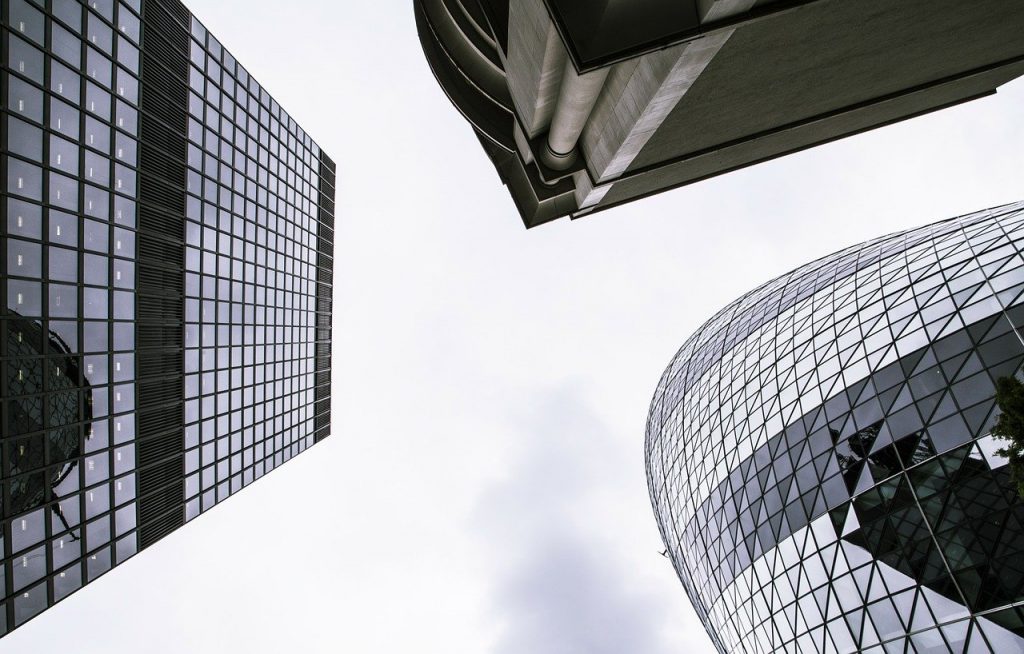 Fachadas de pr&eacute;dios de escrit&oacute;rio com arquitetura sofisticada 
