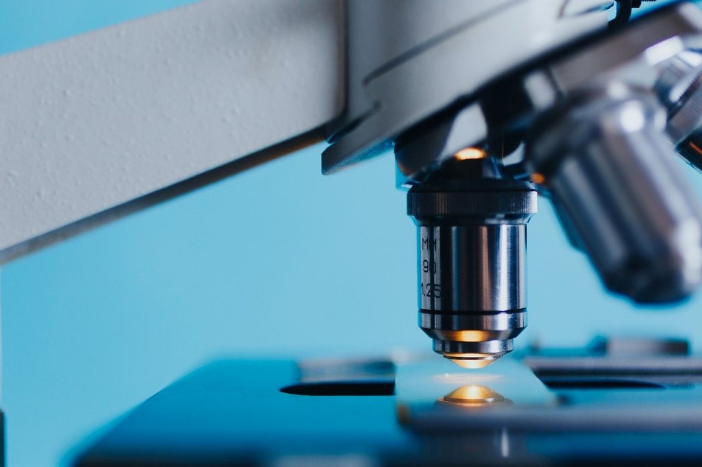 Foto de microscopio utilizado em an&aacute;lises qu&iacute;micas e biol&oacute;gicas. Foto: Pixabay