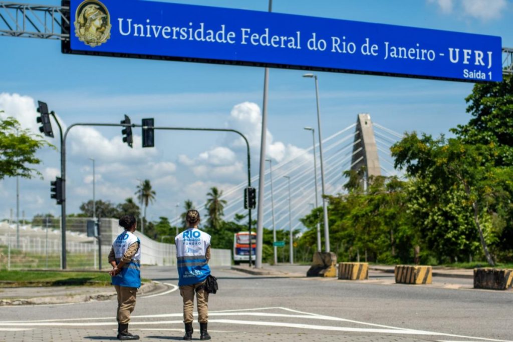 Foto da entrada do campus da Univerdade Federal Fluminense.